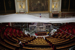 Pose de filets dans l'hemicycle de l'Assemblée Nationale