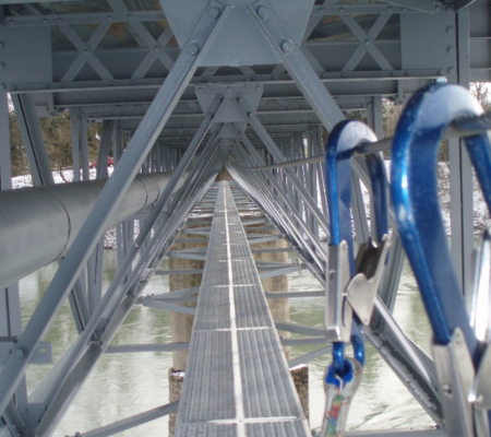 Ligne de vie sur câble sur passerelle