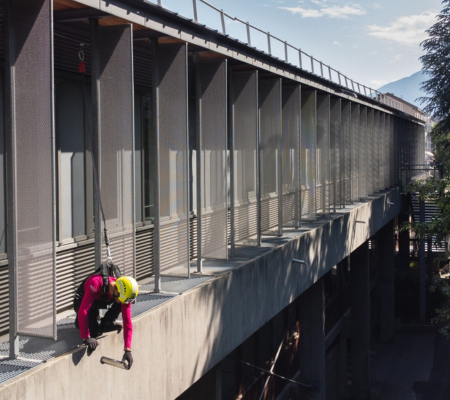 Ligne de vie avec système d'ancrage sur rail travaux en hauteur